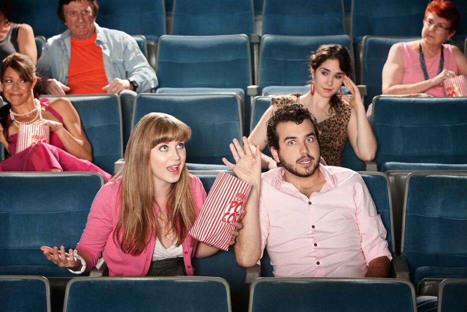 映画館で「違う席」に座るのってNGですか？ 前の席の人でスクリーンが見にくく、両隣もガラガラなら移動しても問題ないのでしょうか…？