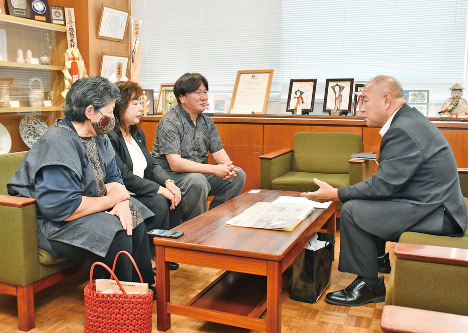 鎌田愛人町長（右）に公演の報告をする（左手前から）重山こずえさん、永井しずのさん、白井千智さん＝5日、鹿児島県瀬戸内町