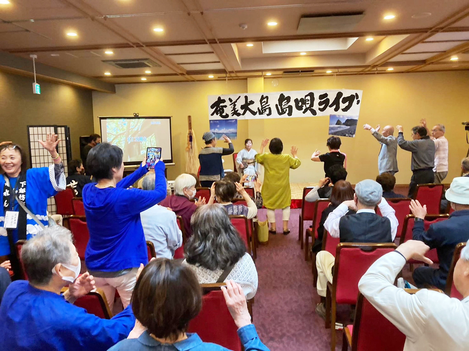 六調で盛り上がる下諏訪町での島唄ライブ（提供）