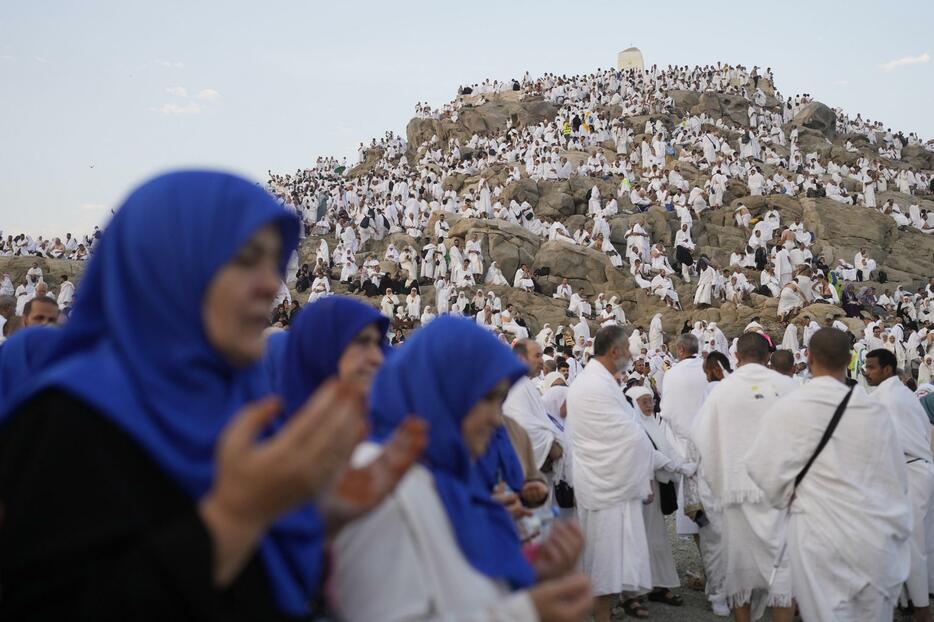 15日、サウジアラビア・メッカ郊外のアラファト山で祈りをささげる巡礼者（AP＝共同）