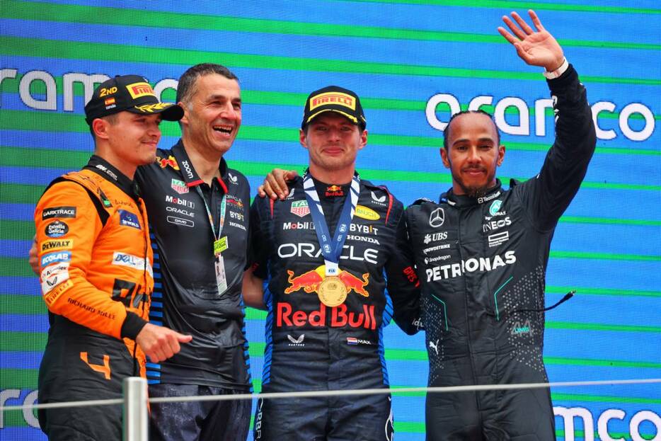2024年F1第10戦スペインGP表彰式　優勝マックス・フェルスタッペン（レッドブル）、2位ランド・ノリス（マクラーレン）、3位ルイス・ハミルトン（メルセデス）