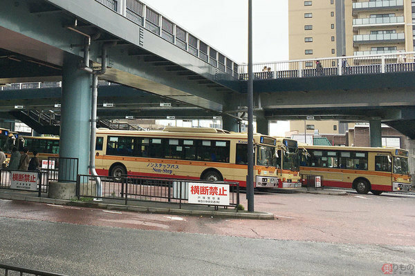 神奈中バスの拠点、戸塚バスセンター。連節バスが新たに導入される（乗りものニュース編集部撮影）。