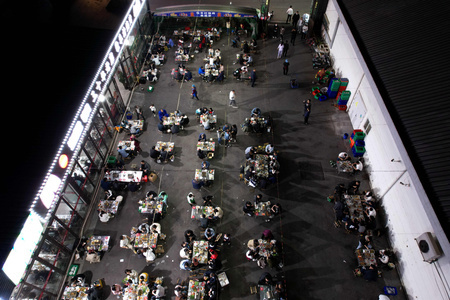 観光客で賑わっている淄博の串焼きの店（2023年3月31日撮影、資料写真）。