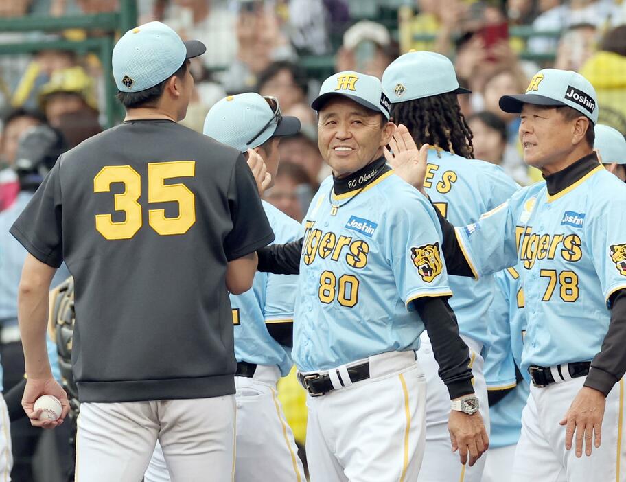 　西武に３連勝し、笑顔を見せる岡田監督（撮影・田中太一）