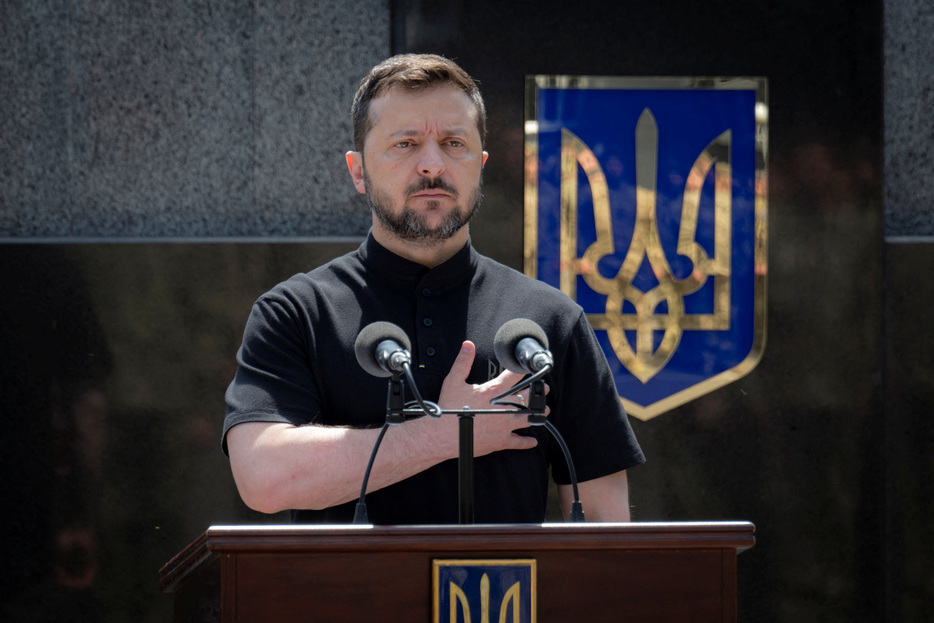 　ウクライナのゼレンスキー大統領（写真）は６月２４日、統合軍司令官のユーリ・ソドル氏を解任し、アンドリー・フナトフ准将を後任に起用したと発表した。１８日撮影の大統領府提供写真（２０２４年　ロイター）