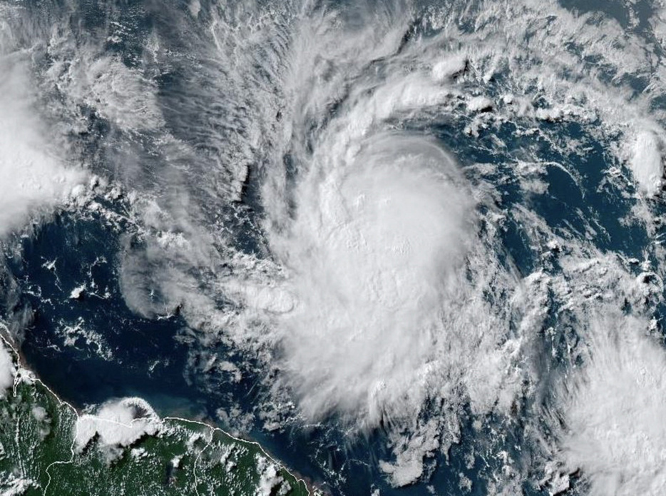南米沖の大西洋上を進む熱帯暴風雨「ベリル」。日本時間6月30日午前4時30分時点。米海洋大気局提供（2024年6月29日撮影）。【翻訳編集】 AFPBB News