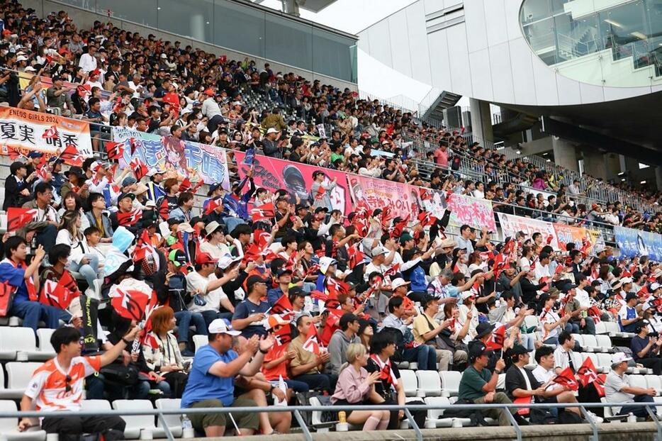 今回のレースの観客席も大勢の観客で盛り上がった。