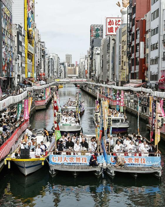 大阪松竹座の「七月大歌舞伎」をPRする初夏の風物詩「船乗り込み」＝29日午後、大阪・道頓堀