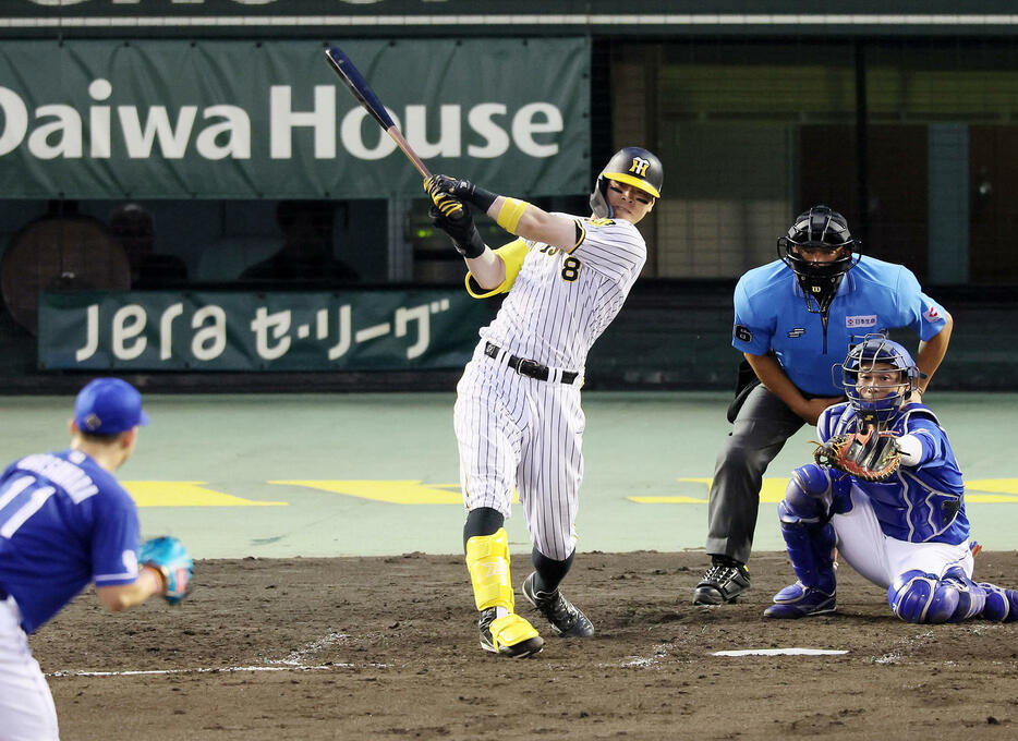 阪神対中日　4回裏阪神2死一塁、佐藤輝は右前打を放つ。投手は小笠原（撮影・加藤哉）