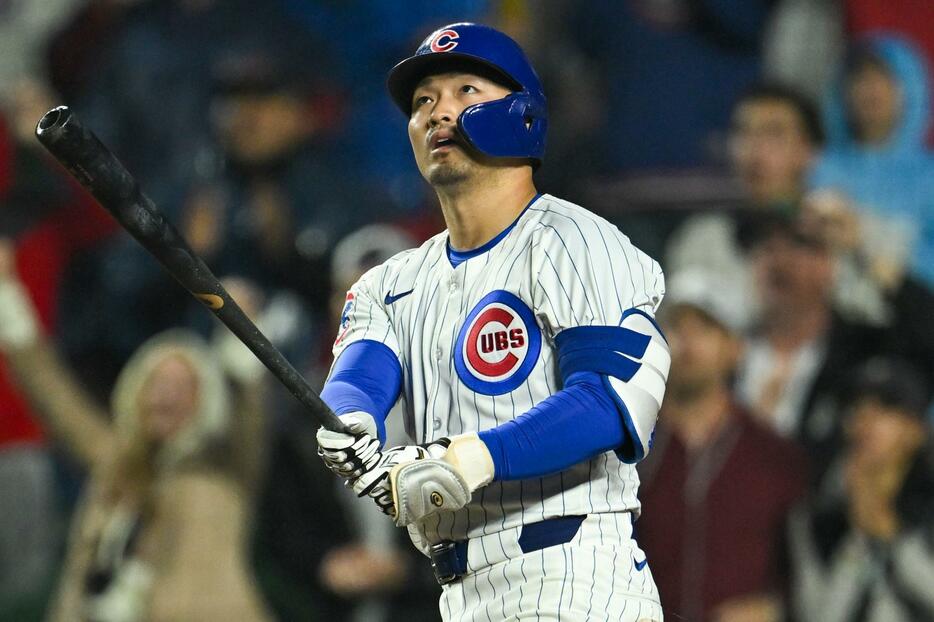 打った瞬間に確信めいた表情で打球を見つめる鈴木。(C)Getty Images