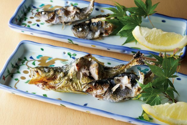 焼き魚、刺し身、煮魚はそれぞれ1尾1,000円で調理可能。美しく串打ちされた塩焼き。味がぎゅっと凝縮されて、美味!　