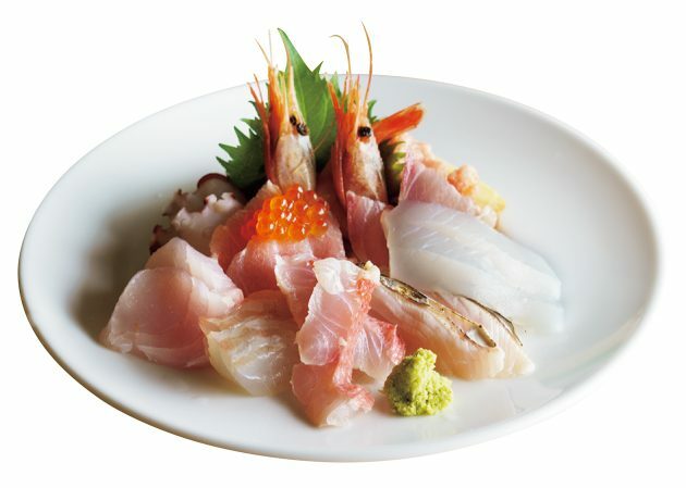 地元で朝仕入れた魚が山盛りの海鮮食楽丼1,800円。