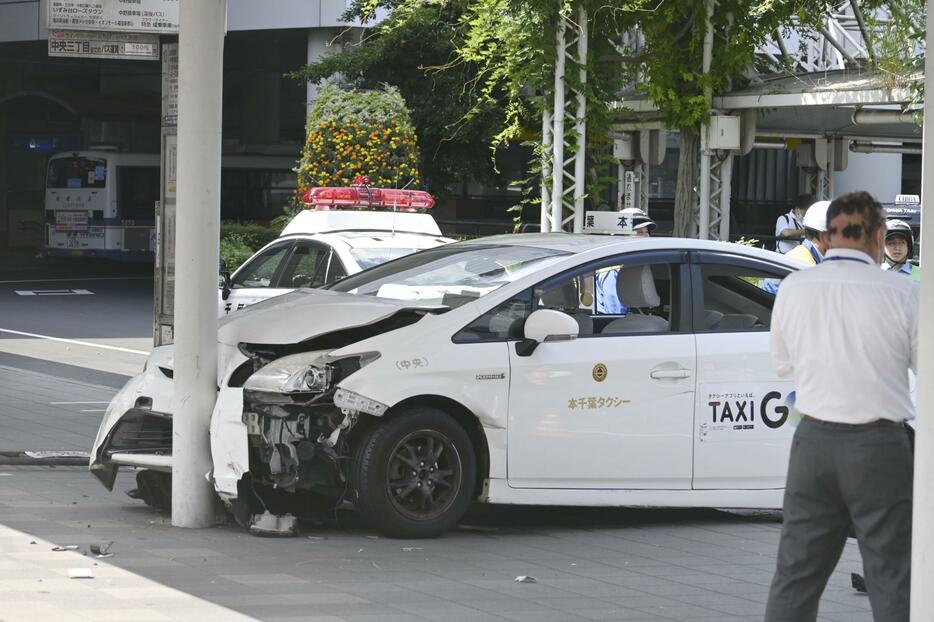 歩道に突っ込んだタクシー＝5日午後1時44分、千葉市