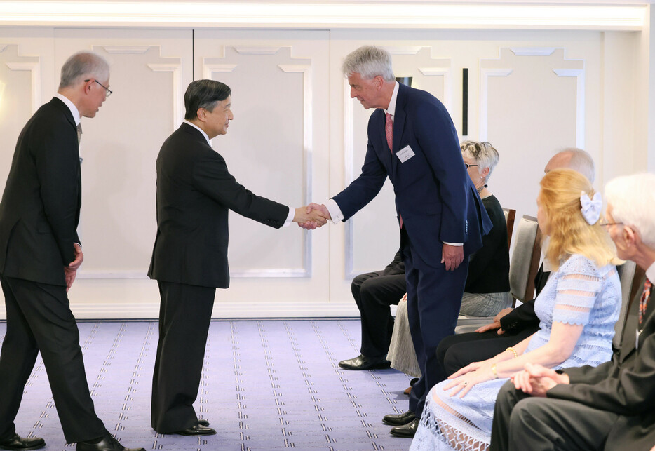 日本とゆかりのある英国人と面会される天皇陛下＝２３日午後、ロンドン（代表撮影）