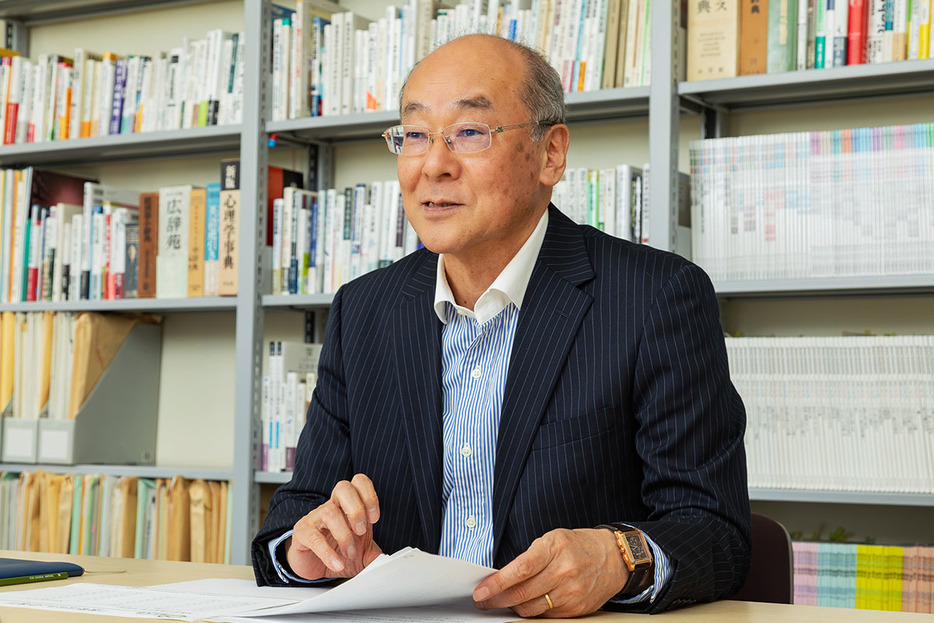 埼玉大学名誉教授の松本正生先生。2020年には大学内にベンチャー企業「社会調査研究センター」を設立。新聞社やNTTドコモなどと共同し、新しい世論調査の手法の構築を行っている