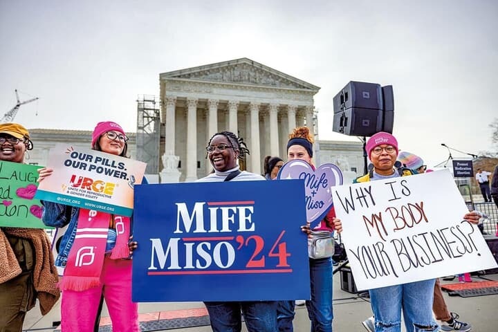 連邦最高裁前に集まり、経口中絶薬の規制強化に反対する人々（3月、ワシントン）　MICHAEL NIGROーPACIFIC PRESSーLIGHTROCKET/GETTY IMAGES
