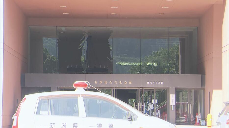 爆発事故があった弥彦総合文化会館 正面ガラスが割れる（29日）