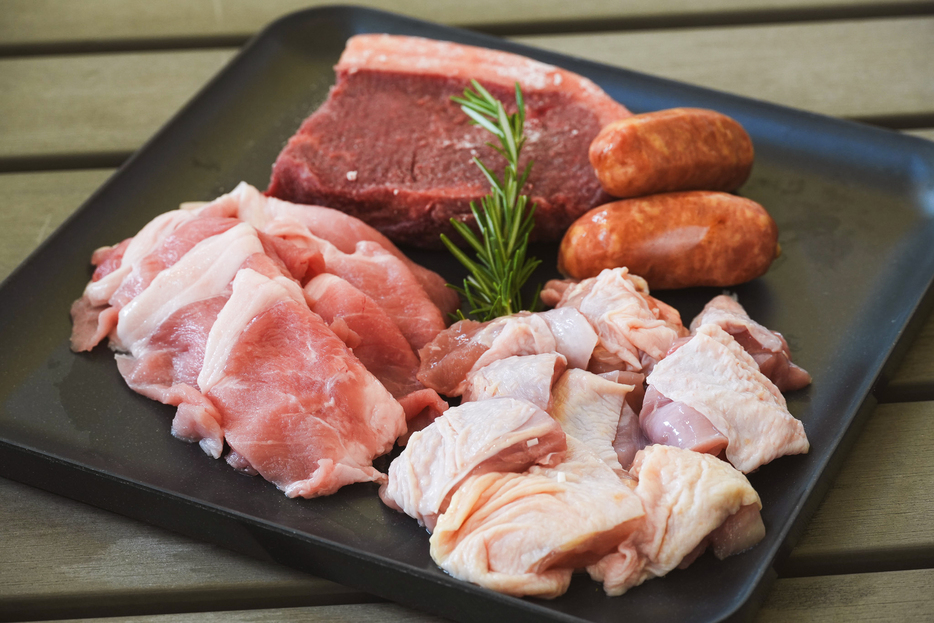 「スタンダードプラン」のBBQ盛り合わせ（牛サーロイン塊肉、国産豚モモ肉、国産鶏モモ肉、ジャーマンブルスト）※写真は2人前。