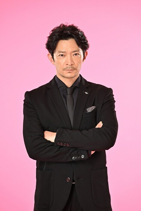ドラマ「西園寺さんは家事をしない」で、カズト横井を演じる津田健次郎。