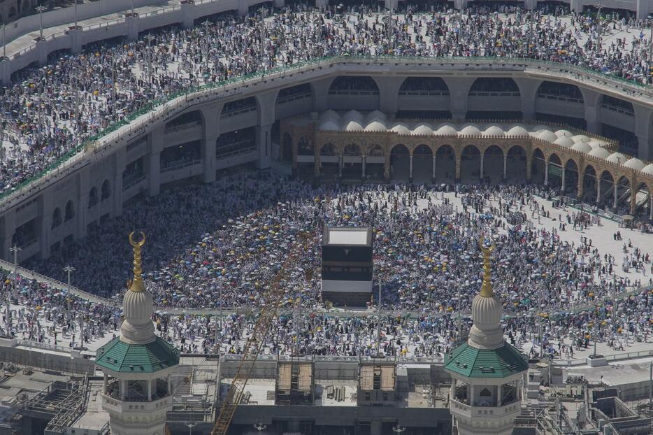 17日、サウジアラビア・メッカにあるカーバ神殿を周回するイスラム教の巡礼者ら（AP＝共同）