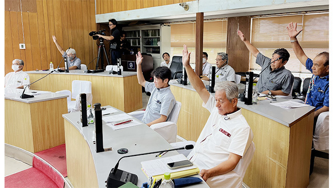 特定利用空港・港湾指定に関する意見書を採決する町議＝14日、与那国町議会