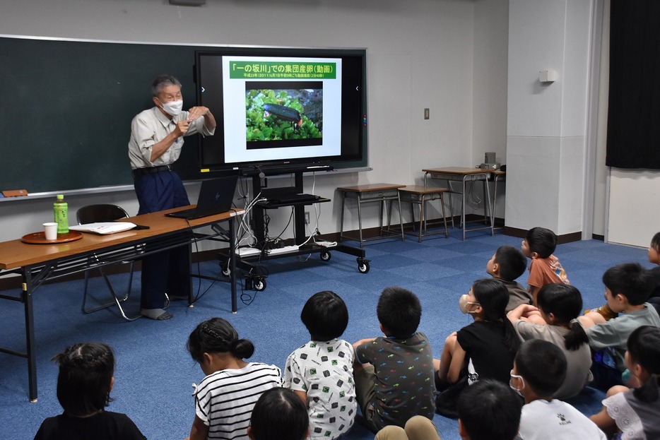 ホタルの産卵について解説する岡田さん（大殿小で）