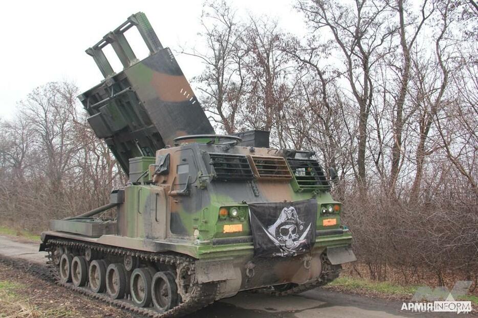 ウクライナ軍には西側諸国からM270 MLRSが供与された（写真はフランスより供与された車両）。ある報道によれば、ウクライナは25両のMLRSを保有している。短距離弾道ミサイル「ATACMS」やGPS誘導ロケット「GMLRS」などを用いた長...