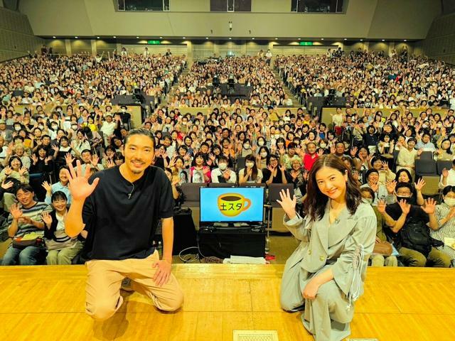 公開生放送を終えた吉高由里子さん（右）と柄本佑さん=京都府宇治市、NHK提供
