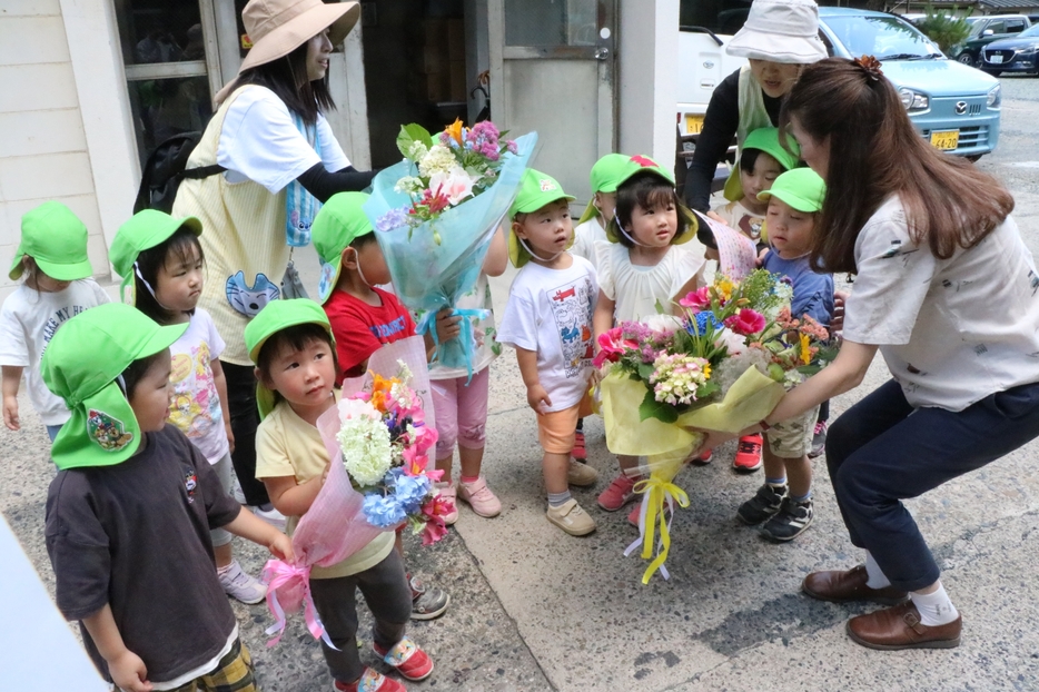 花束を手渡す園児たち=岡山県津山市で