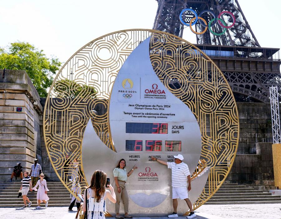 パリ五輪開幕までの日数が「30」となったカウントダウン時計＝26日、パリ（共同）