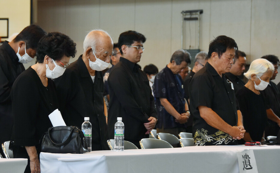 米軍機墜落事故の慰霊祭で黙とうする遺族ら＝３０日午前、沖縄県うるま市