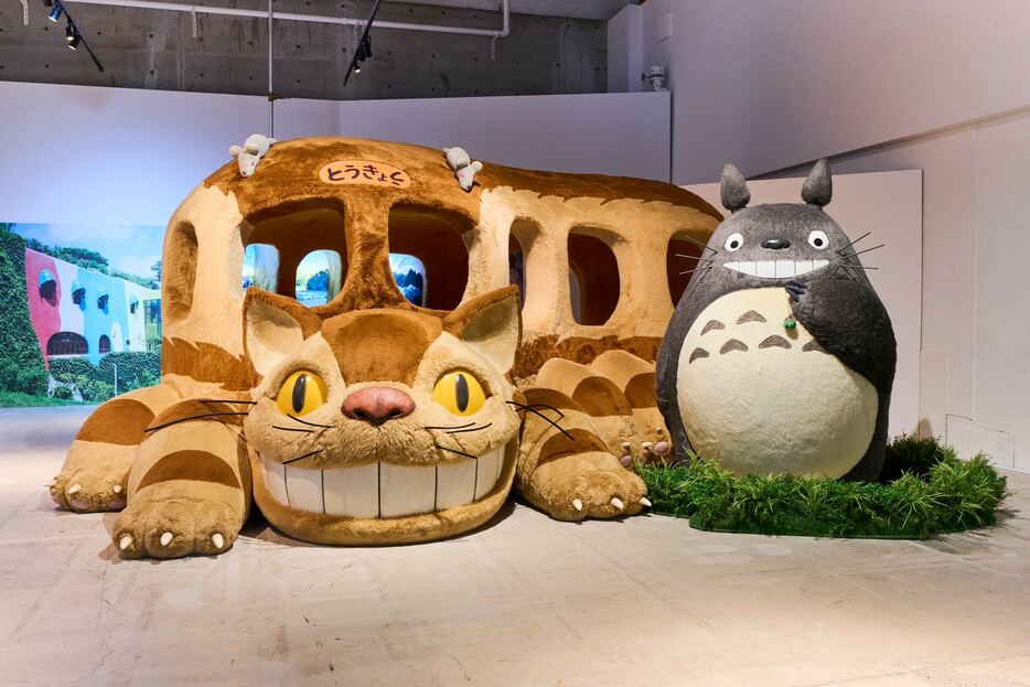 ネコバスとトトロ　（C）Studio Ghibli
