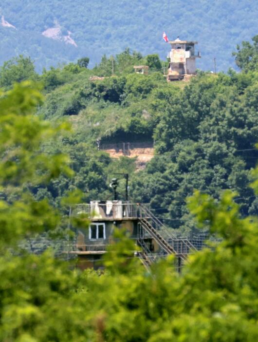 ソウル北方の坡州市から見た韓国側の監視所（手前）と北朝鮮側の監視所（奥）＝4日（聯合＝共同）
