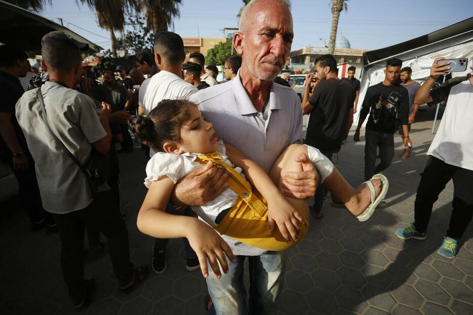 イスラエル軍によるパレスチナ自治区ガザ中部ブレイジ難民キャンプへの攻撃後、病院に運び込まれる負傷者ら＝16日（ゲッティ＝共同）