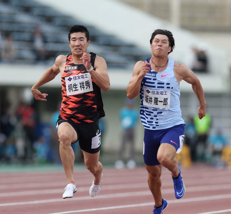 　男子１００メートル決勝で競り合う桐生祥秀（左）と坂井隆一郎（撮影・中田匡峻）
