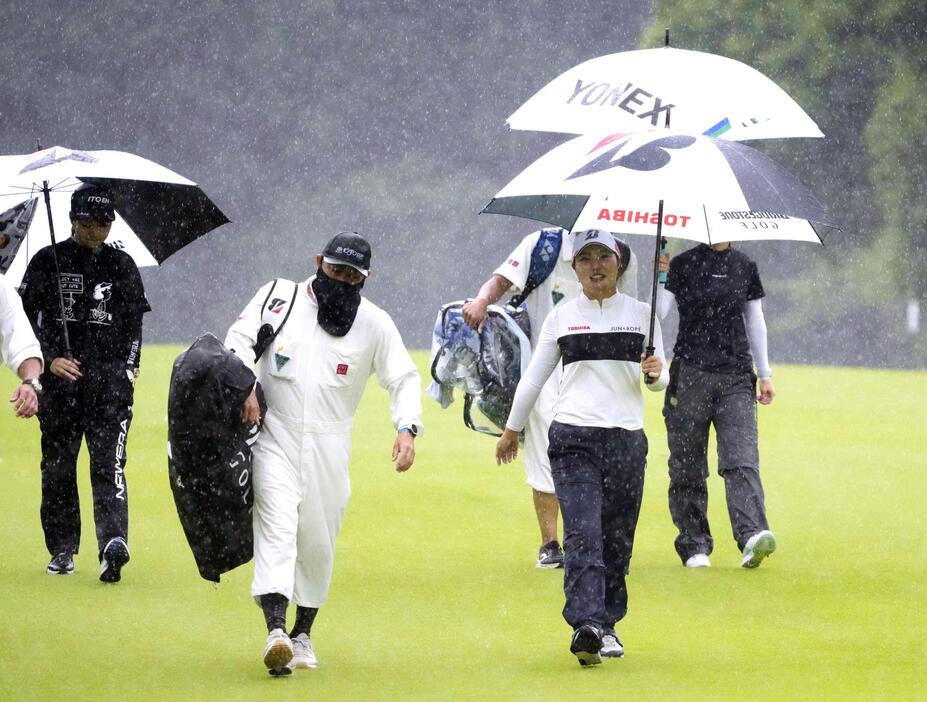 第2日、降雨による中断でクラブハウスに引き揚げる高橋彩華（手前右）＝カメリアヒルズCC