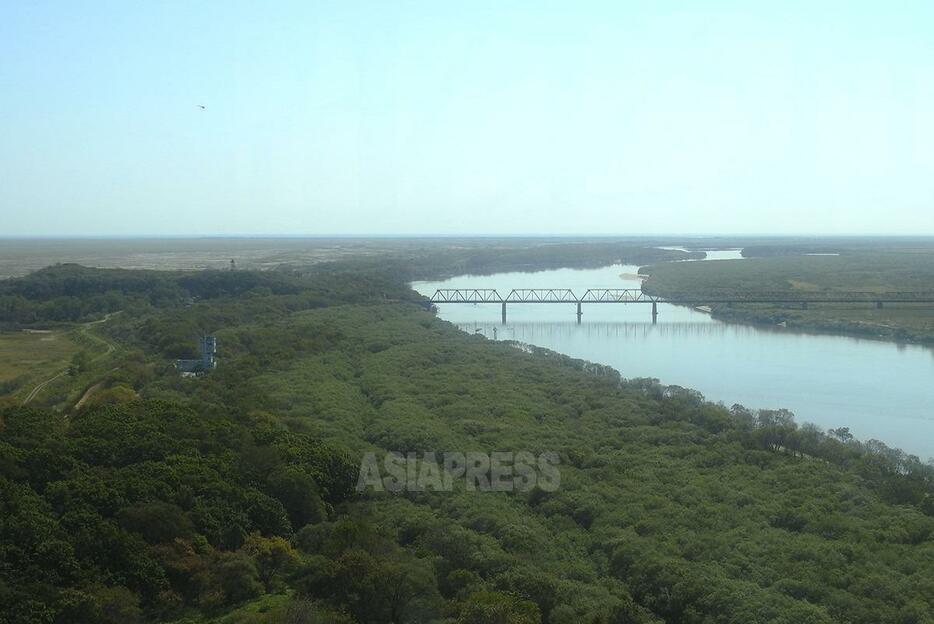 豆満江に掛かる北朝鮮の羅津とロシアを結ぶ鉄道連絡橋。2019年9月に中国から石丸次郎撮影。