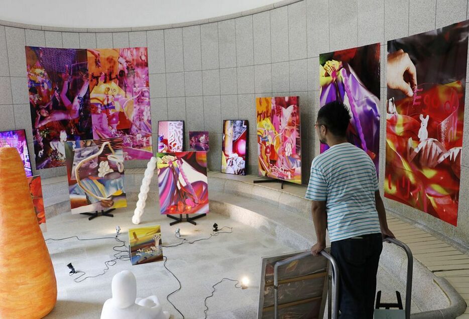 県出身の芸術家２組が、かつての大浴場に展示したアート作品（和歌山県白浜町で）