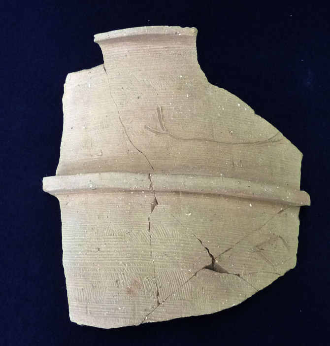 喜志南カイト古墳で出土した円筒埴輪の破片。上に船、右下にひし形の線刻がある＝大阪府富田林市役所
