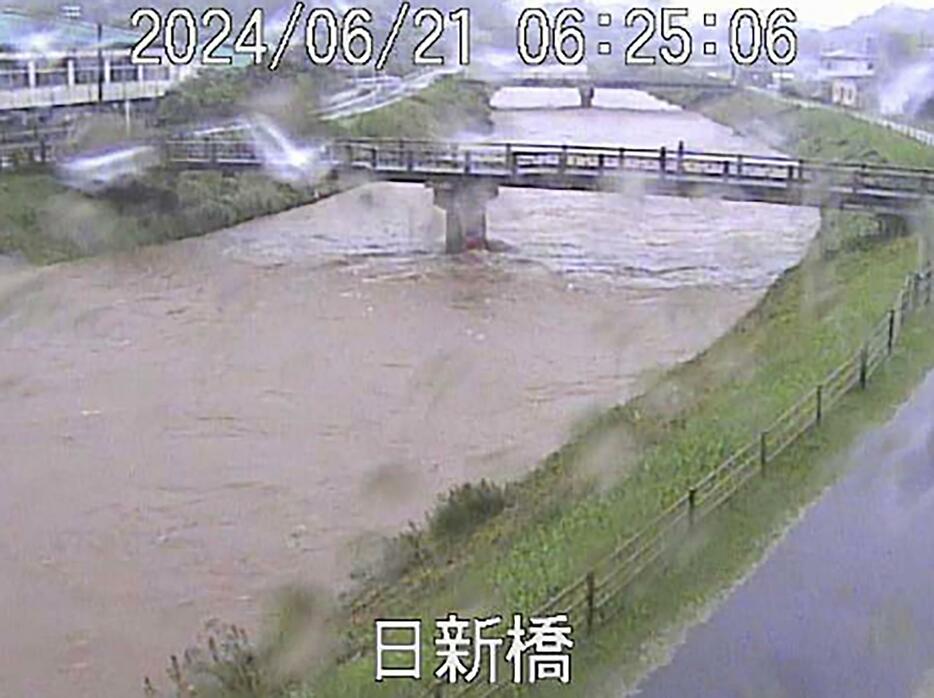 大雨の影響で増水した、鹿児島県南さつま市の加世田川のライブカメラ映像＝21日午前（国交省提供）