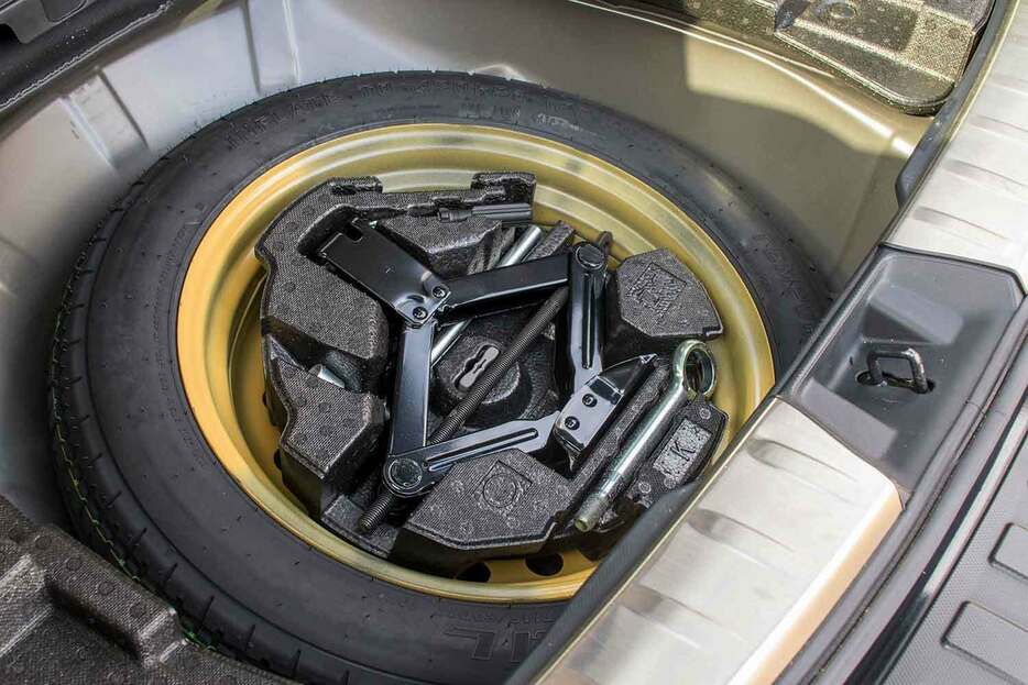 トランクルームのフロア下に収納されていることが多いスペアタイヤ。最近はスペアタイヤを積むかわりに、タイヤパンク応急修理キットを搭載する例が多い。