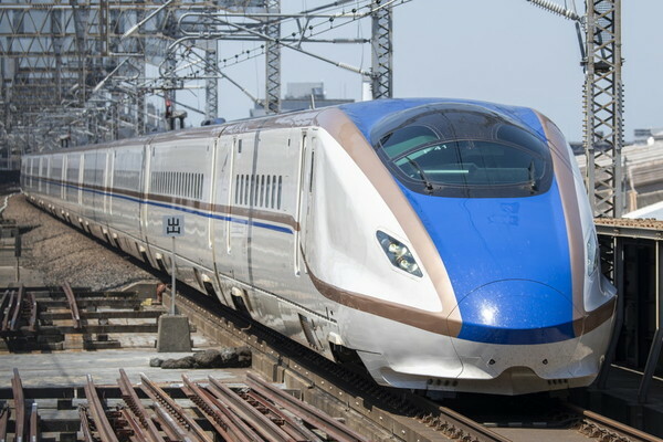 上越・北陸新幹線の車両。桜木駐車場用地の開発では「新幹線輸送の活用」も予定されている（画像：写真AC）。