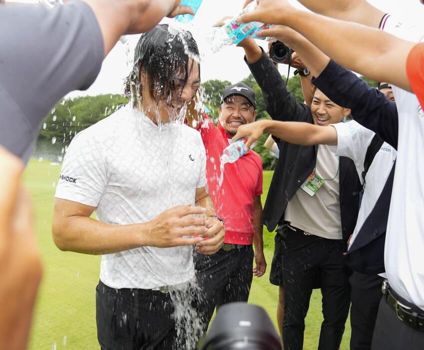 最終日、通算21アンダーで優勝し、手荒い祝福を受ける石川遼＝西那須野CC