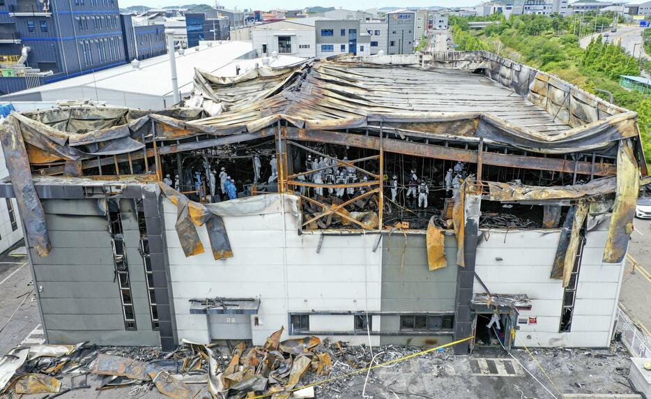 火災のあったリチウム電池工場で鑑識活動に当たる警察関係者ら＝25日、韓国・華城（聯合＝共同）