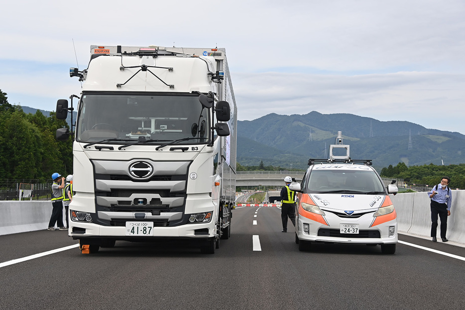 NEXCO中日本は、新東名高速の新秦野ICから新御殿場ICの開通前の本線約2.8kmを使用し、「路車協調実証実験」を行った。