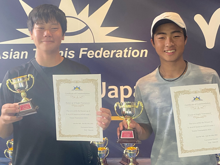 「ATF Juniors in Japan U16 - week 1」（山梨・クラブヴェルデ）の男子シングルスで優勝を飾った林優成（MSS橘テニスアカデミー／右）と準優勝の岩崎礼（パームインターナショナルテニスアカデミー）（写真提供◎SPORTS SUNRISE .COM）