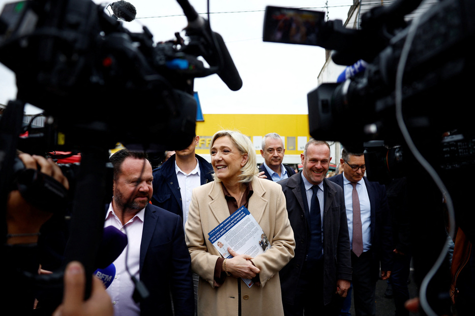 ６月２０日に公表された各種世論調査によると、フランス国民議会（下院）選挙は、マリーヌ・ルペン氏（写真）率いる極右の国民連合（ＲＮ）が左派の「人民戦線」やマクロン大統領の与党連合を抑えて得票率トップになる見通し。仏北部エナンボーモンで１４日撮影（２０２４年　ロイター/Sarah Meyssonnier）