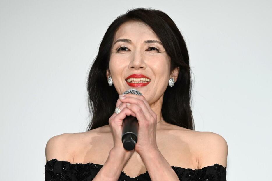 映画「帰ってきたあぶない刑事」の初日舞台あいさつに出席した長谷部香苗さん