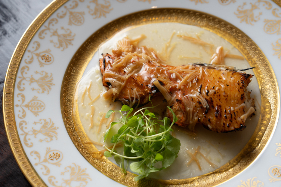 きんきを使用した魚の一皿は、見た目はフレンチ、味わいはしっかりと中華