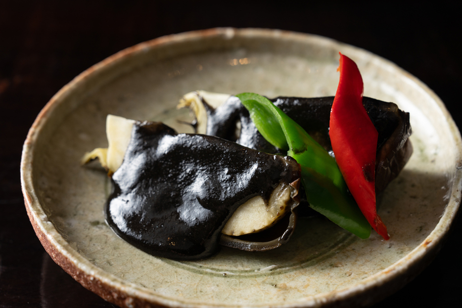 黒胡麻芝麻醤ソースで仕上げるのも脇屋シェフならでは